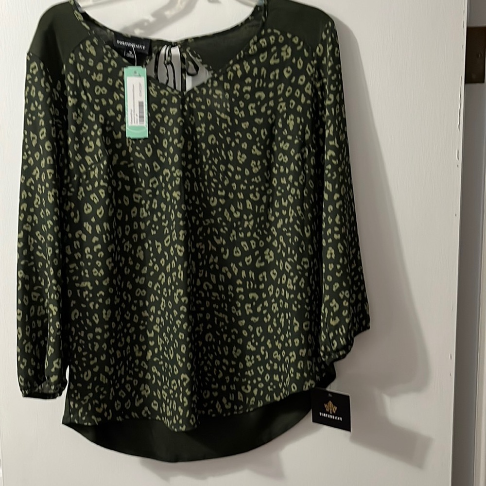 Fortune & Ivy Size Medium Tie Back Mixed Material Blouse.  Color:  Olive
